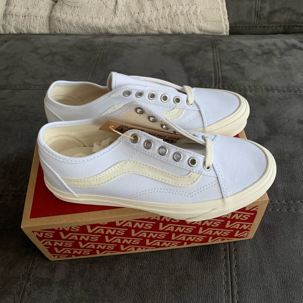 White and cream old school unisex women’s men’s low top van’s